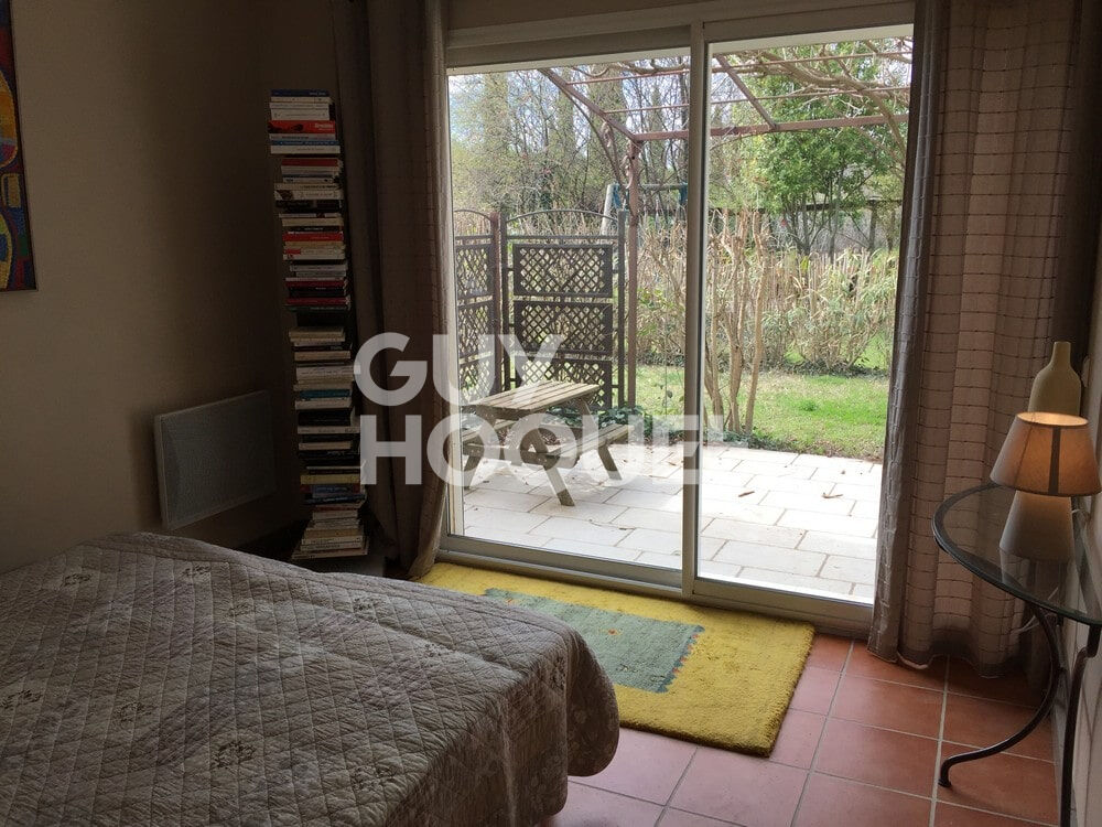 Appartement  meublé dans partie de Mas avec place de parking  terrasse et jardin.