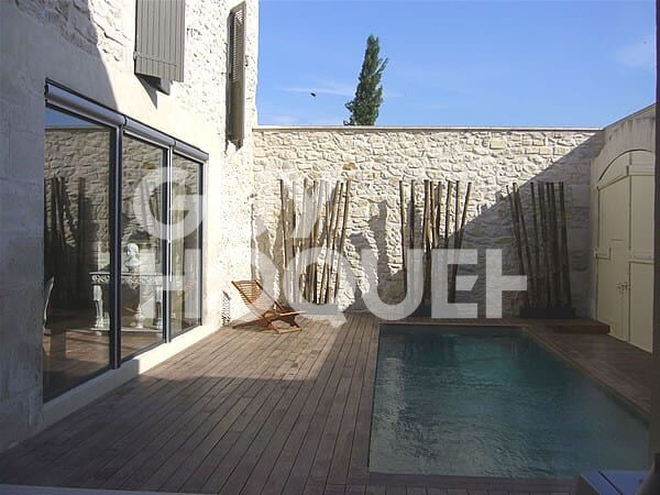 BEAUCAIRE Location meublée de 145 m²  3 chambres avec piscine privative et jardin .