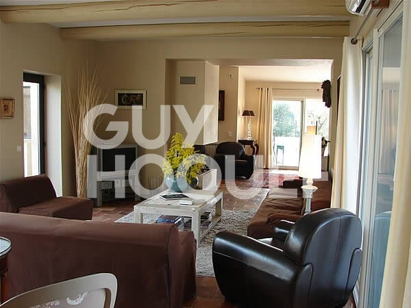 BEAUCAIRE Location meublée de 145 m²  3 chambres avec piscine privative et jardin .