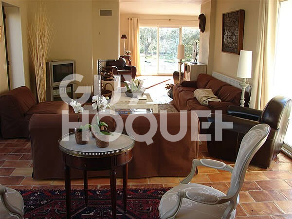 BEAUCAIRE Location meublée de 145 m²  3 chambres avec piscine privative et jardin .