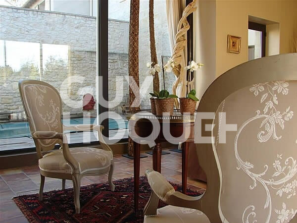 BEAUCAIRE Location meublée de 145 m²  3 chambres avec piscine privative et jardin .