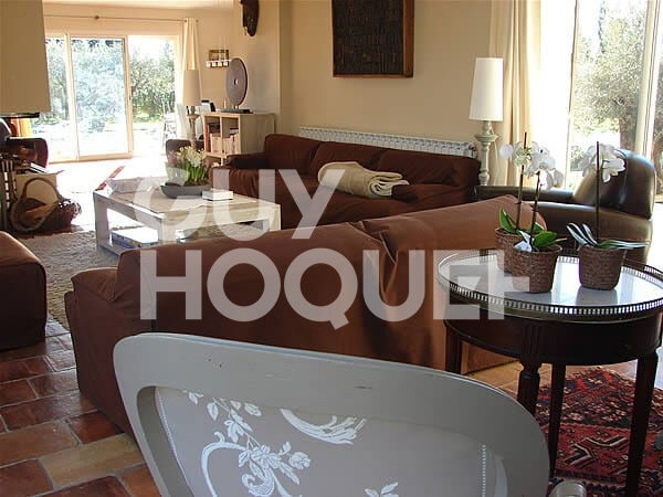 BEAUCAIRE Location meublée de 145 m²  3 chambres avec piscine privative et jardin .