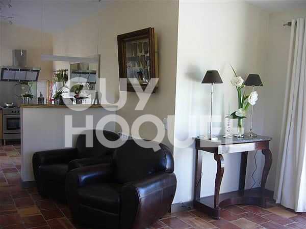 BEAUCAIRE Location meublée de 145 m²  3 chambres avec piscine privative et jardin .