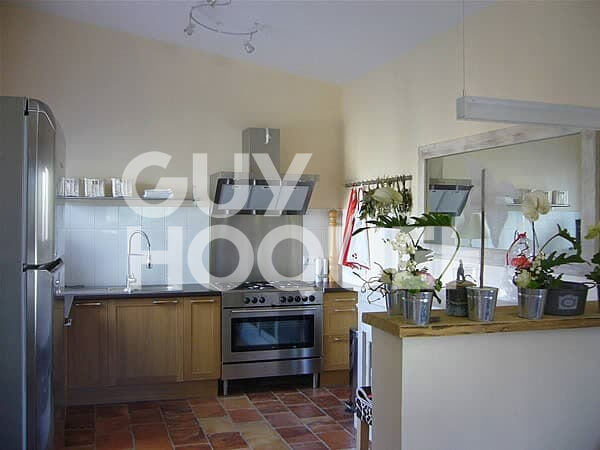 BEAUCAIRE Location meublée de 145 m²  3 chambres avec piscine privative et jardin .