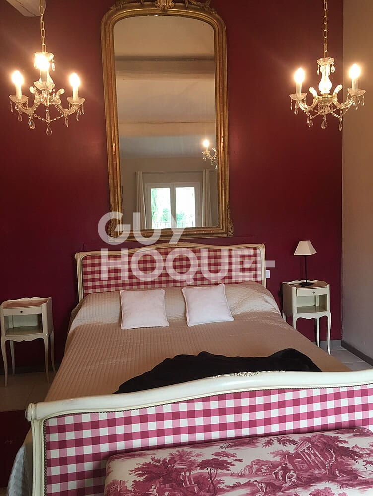 BEAUCAIRE Location meublée de 145 m²  3 chambres avec piscine privative et jardin .