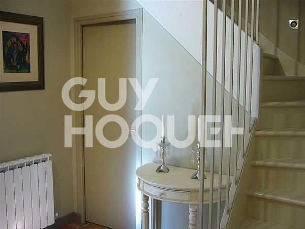 BEAUCAIRE Location meublée de 145 m²  3 chambres avec piscine privative et jardin .