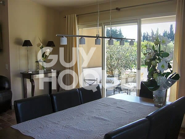 BEAUCAIRE Location meublée de 145 m²  3 chambres avec piscine privative et jardin .