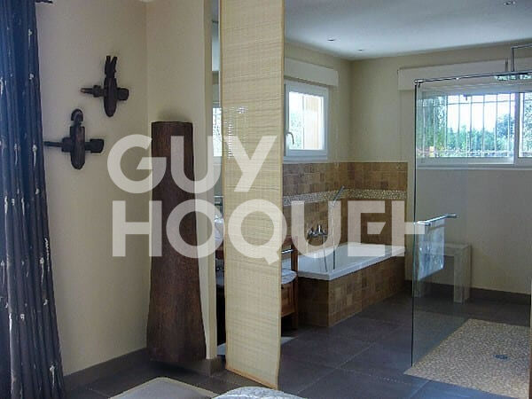 BEAUCAIRE Location meublée de 145 m²  3 chambres avec piscine privative et jardin .