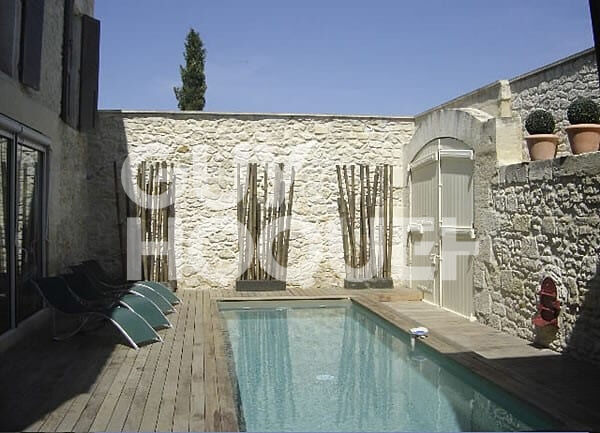 BEAUCAIRE Location meublée de 145 m²  3 chambres avec piscine privative et jardin .