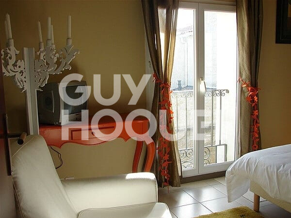 BEAUCAIRE Location meublée de 145 m²  3 chambres avec piscine privative et jardin .