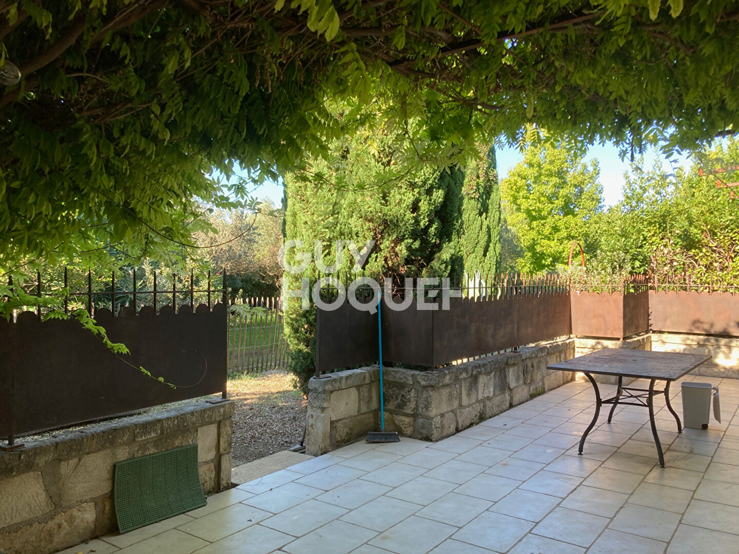 LOCATION  MEUBLE Partie de Mas  85m² 2 chambres avec petit jardin et terrasse .