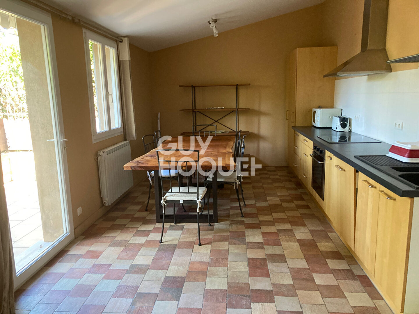 LOCATION  MEUBLE Partie de Mas  85m² 2 chambres avec petit jardin et terrasse .