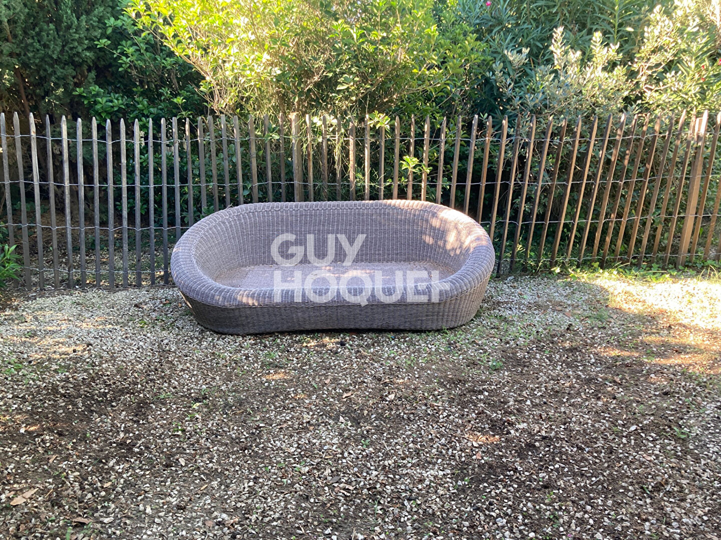 LOCATION  MEUBLE Partie de Mas  85m² 2 chambres avec petit jardin et terrasse .