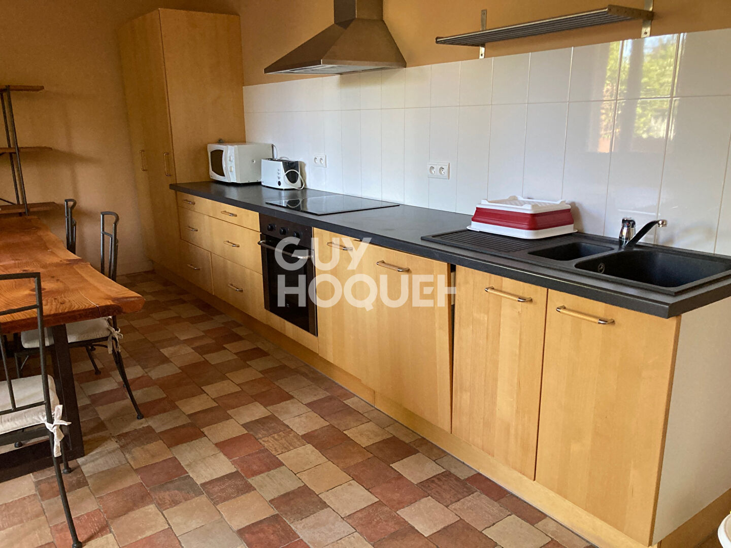 LOCATION  MEUBLE Partie de Mas  85m² 2 chambres avec petit jardin et terrasse .