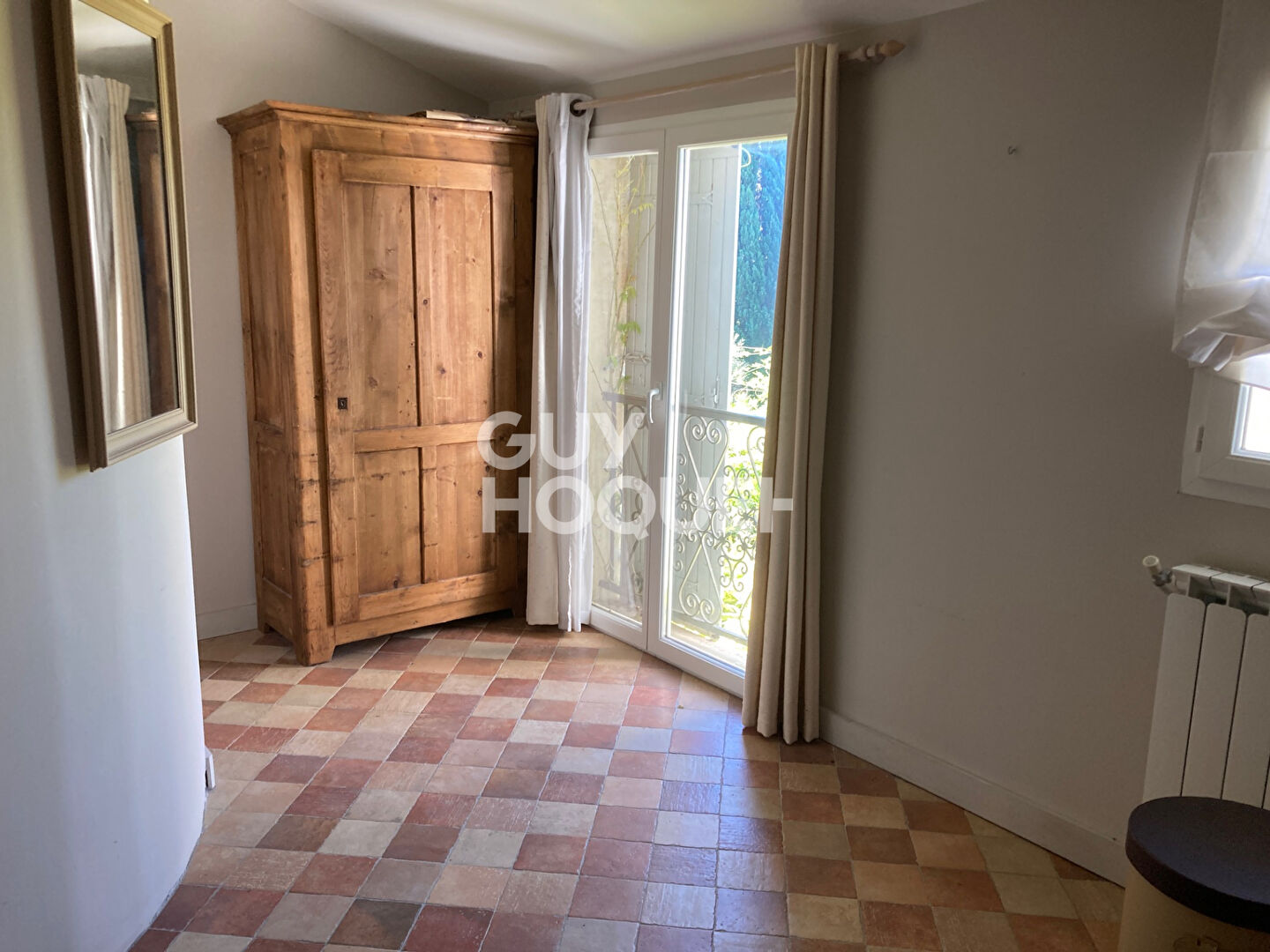 LOCATION  MEUBLE Partie de Mas  85m² 2 chambres avec petit jardin et terrasse .