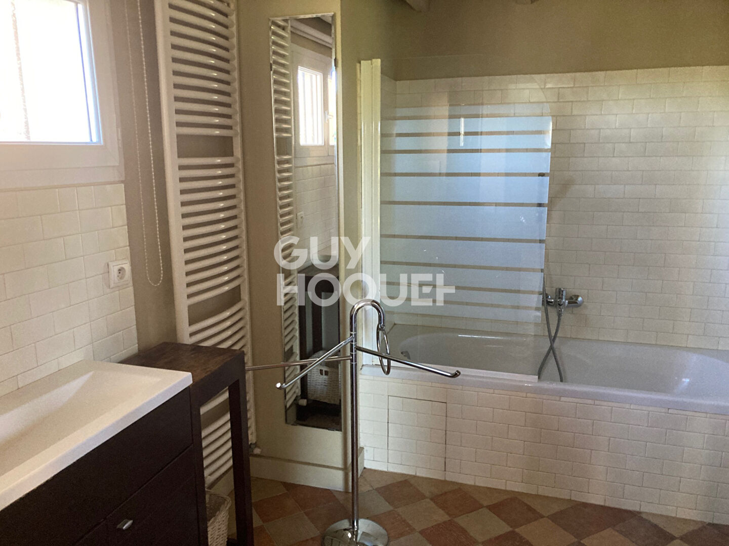 LOCATION  MEUBLE Partie de Mas  85m² 2 chambres avec petit jardin et terrasse .