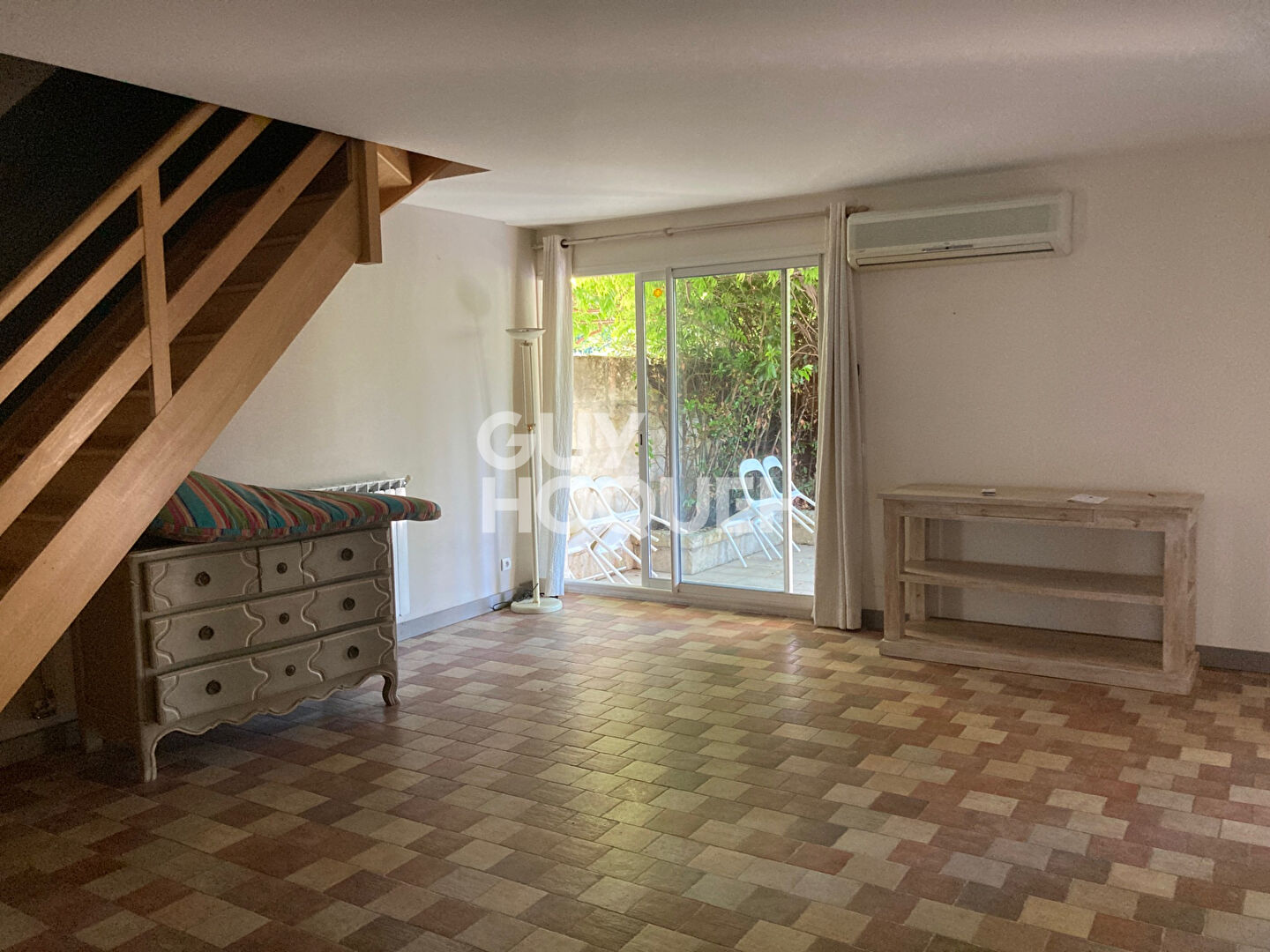 LOCATION  MEUBLE Partie de Mas  85m² 2 chambres avec petit jardin et terrasse .