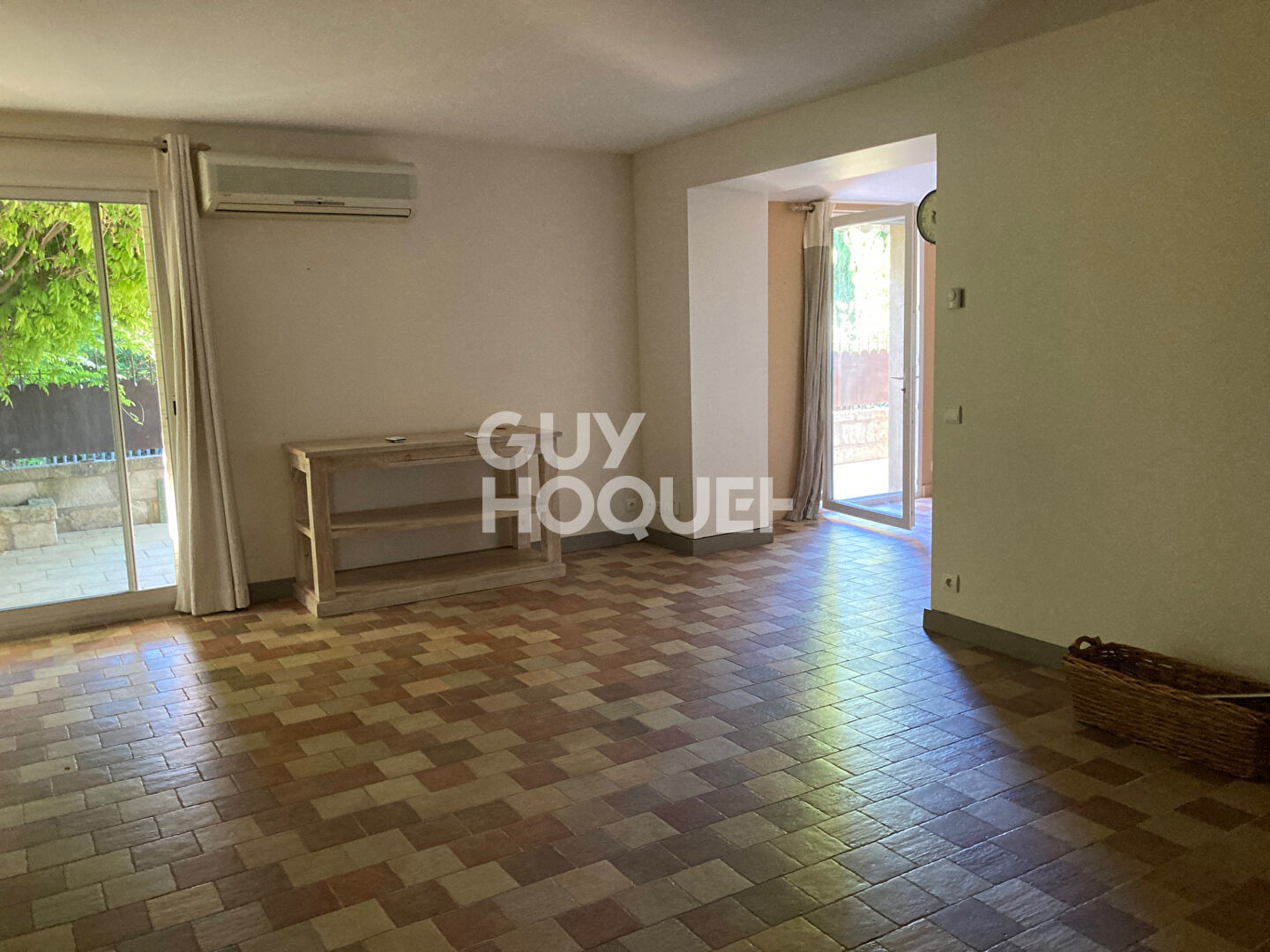 LOCATION  MEUBLE Partie de Mas  85m² 2 chambres avec petit jardin et terrasse .