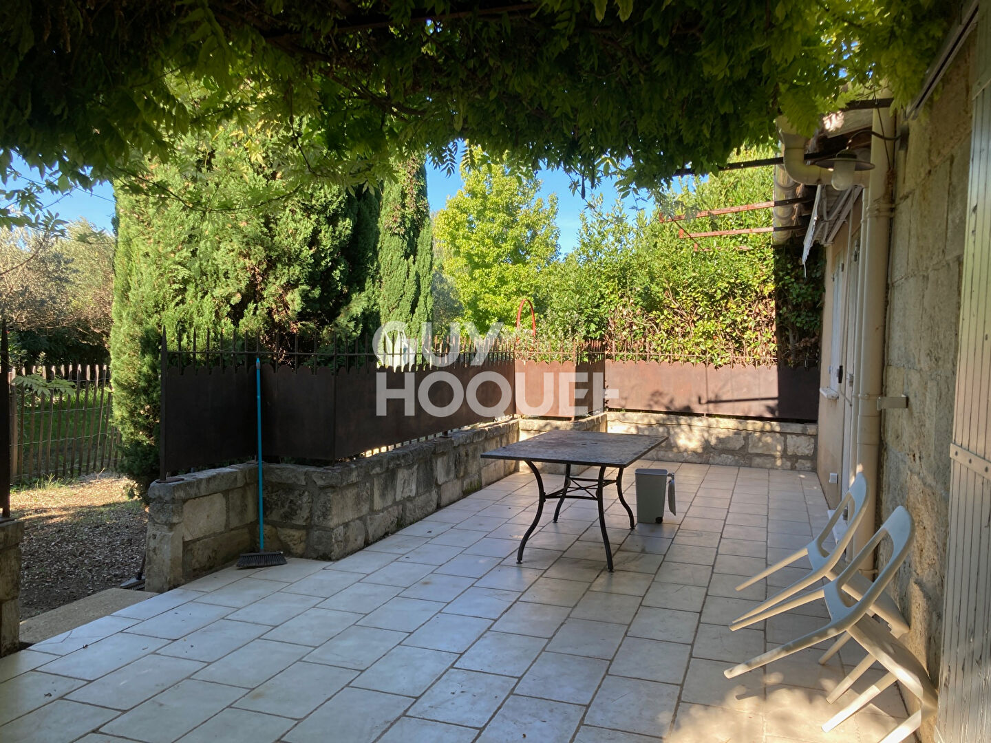 LOCATION  MEUBLE Partie de Mas  85m² 2 chambres avec petit jardin et terrasse .