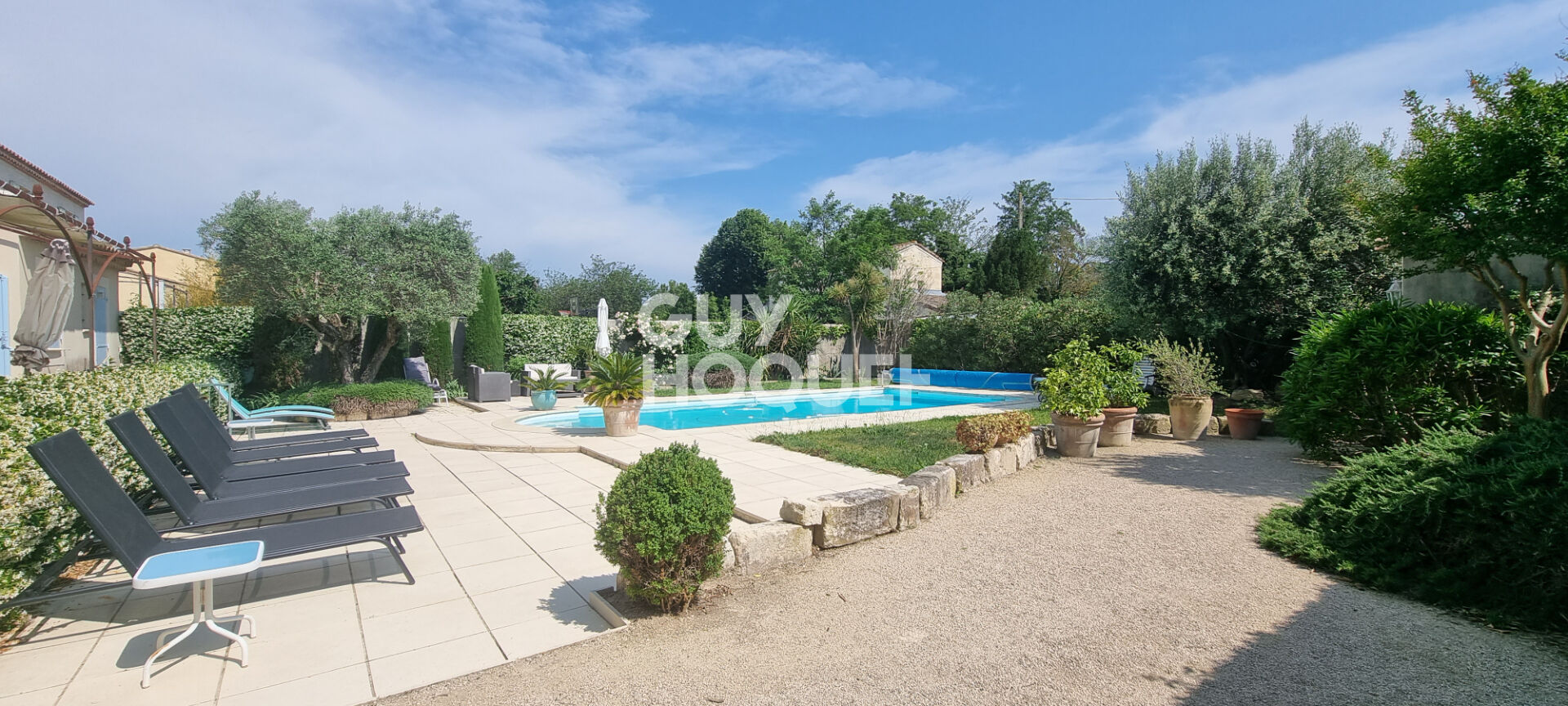 Tarascon  149 m² 3 chambres jardin Piscine