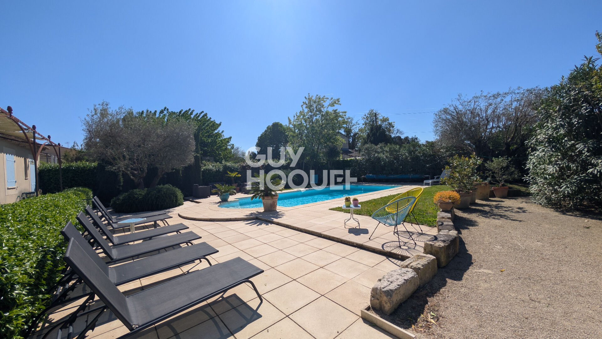 Tarascon  149 m² 3 chambres jardin Piscine