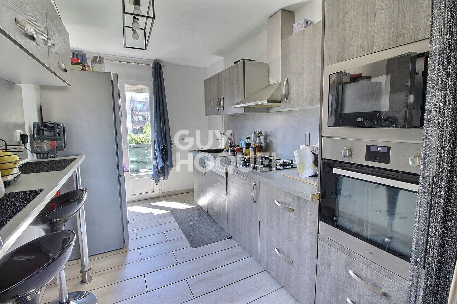 Appartement Tarascon 3 chambres avec balcon et cave .