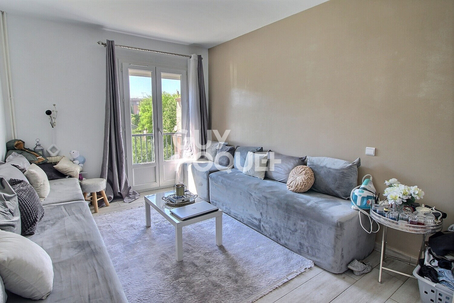 Appartement Tarascon 3 chambres avec balcon et cave .