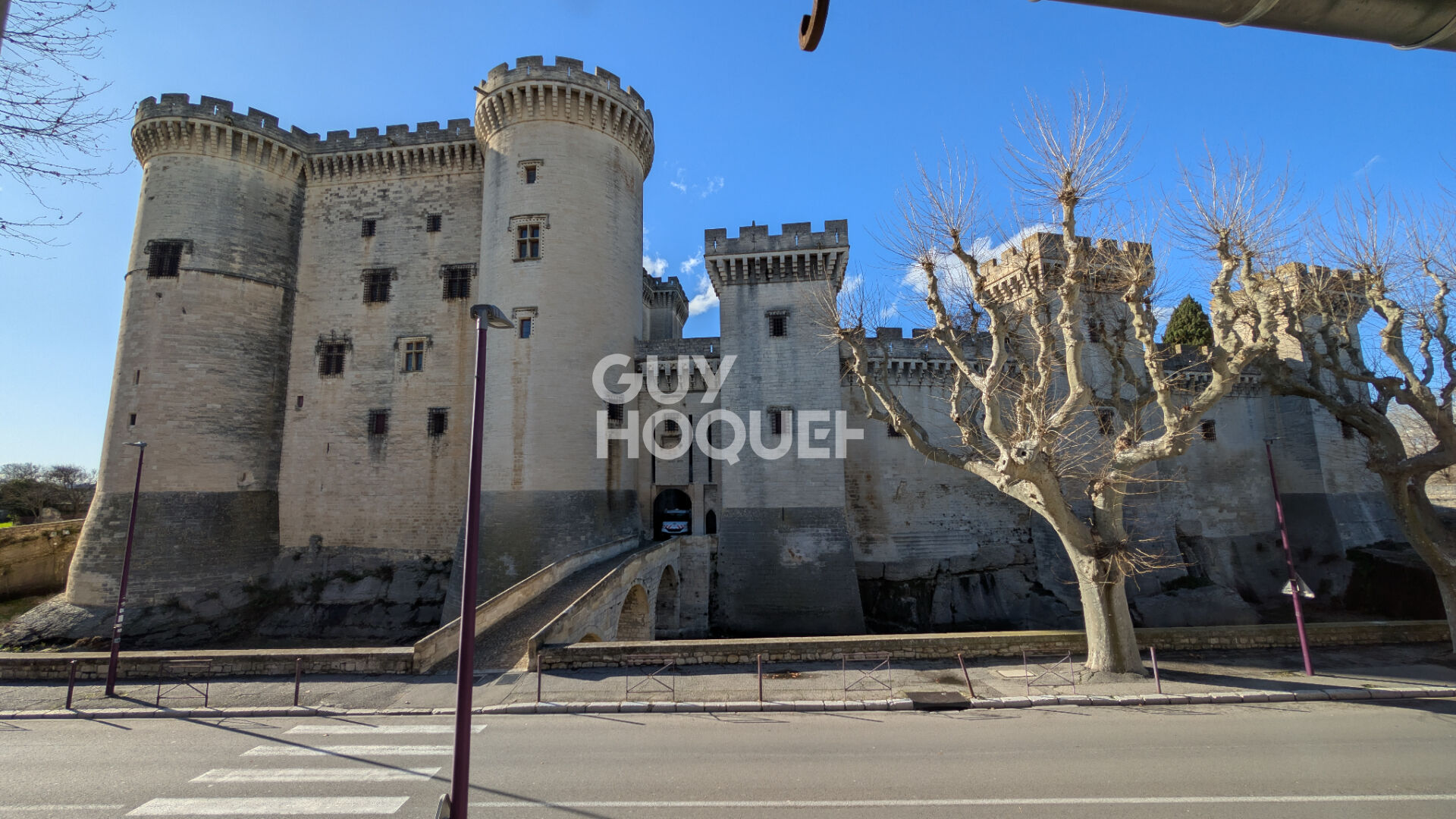 Bâtisse du XVIII siècle composé d'un  local commercial et appartement