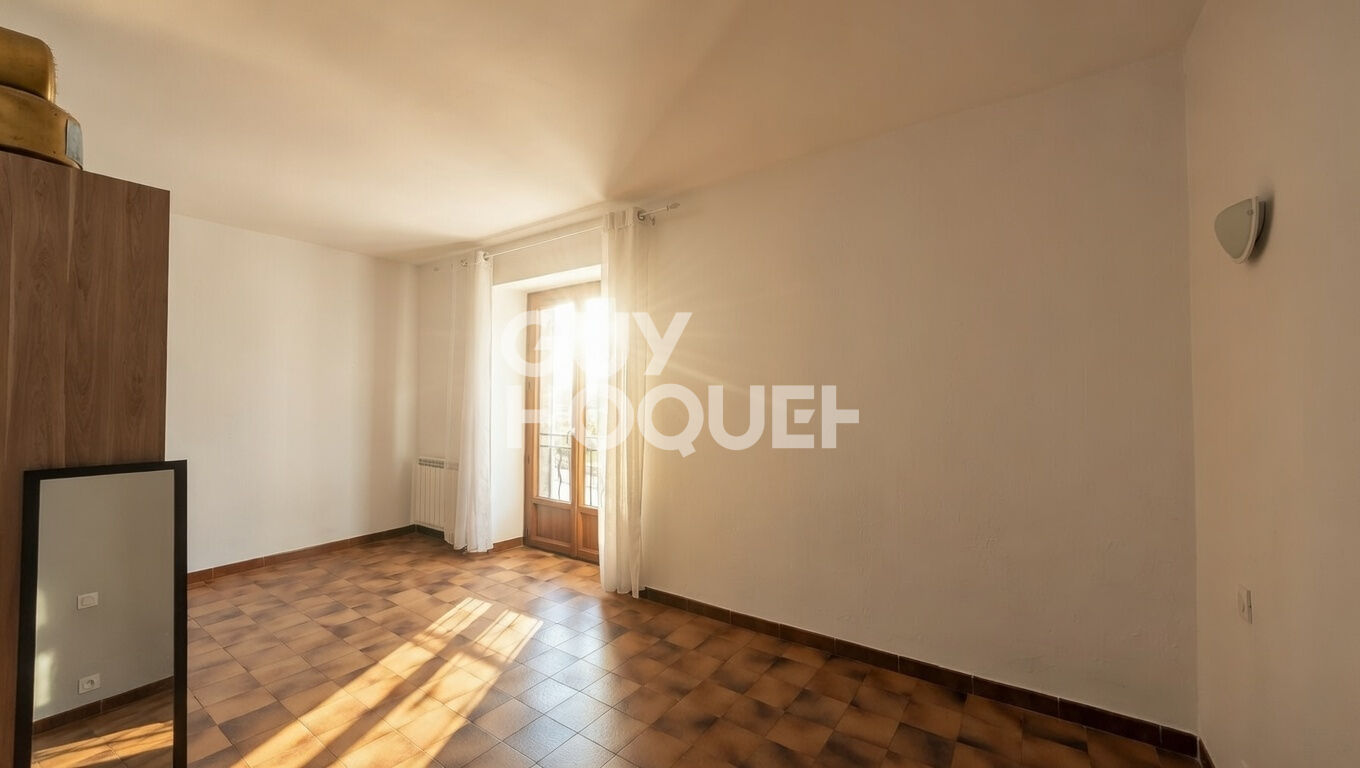 Bâtisse du XVIII siècle composé d'un  local commercial et appartement