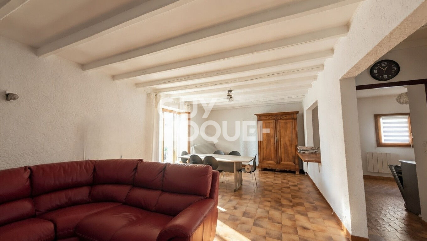 Bâtisse du XVIII siècle composé d'un  local commercial et appartement