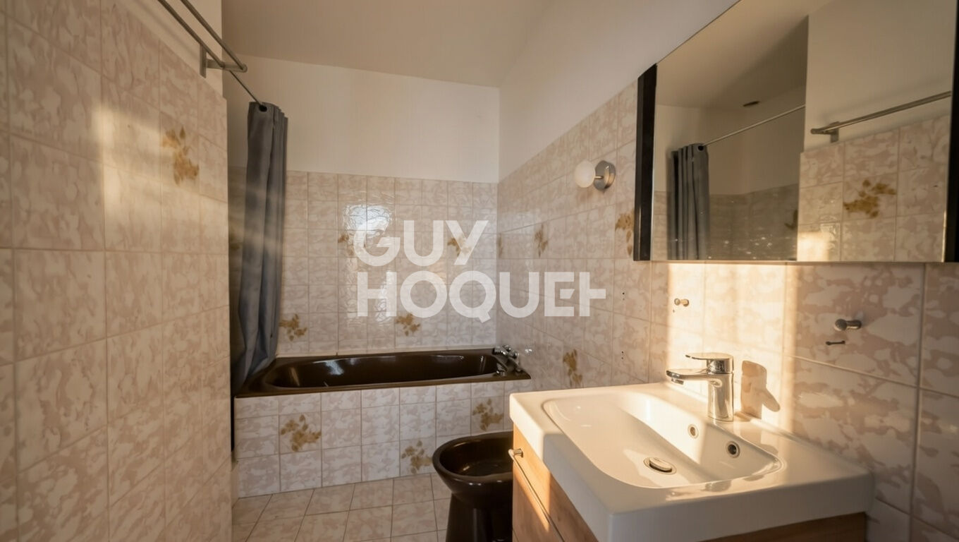 Bâtisse du XVIII siècle composé d'un  local commercial et appartement