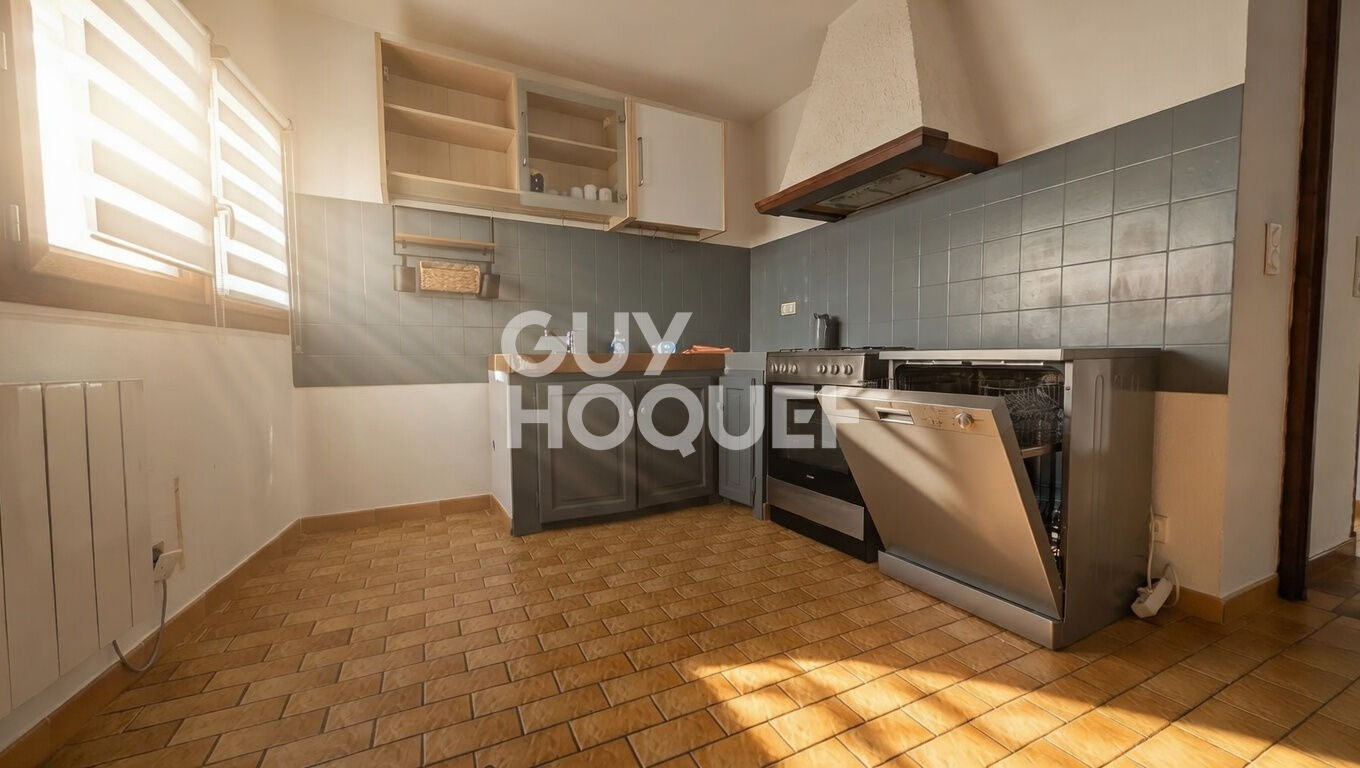 Bâtisse du XVIII siècle composé d'un  local commercial et appartement