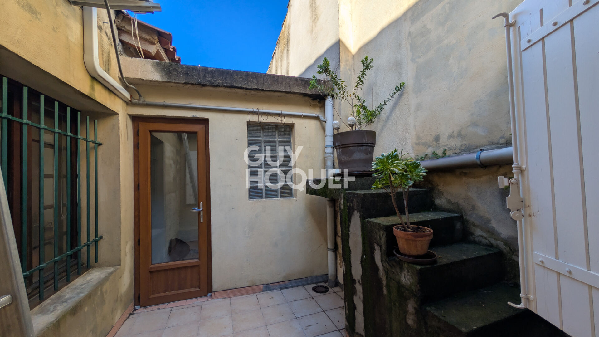 Bâtisse du XVIII siècle composé d'un  local commercial et appartement