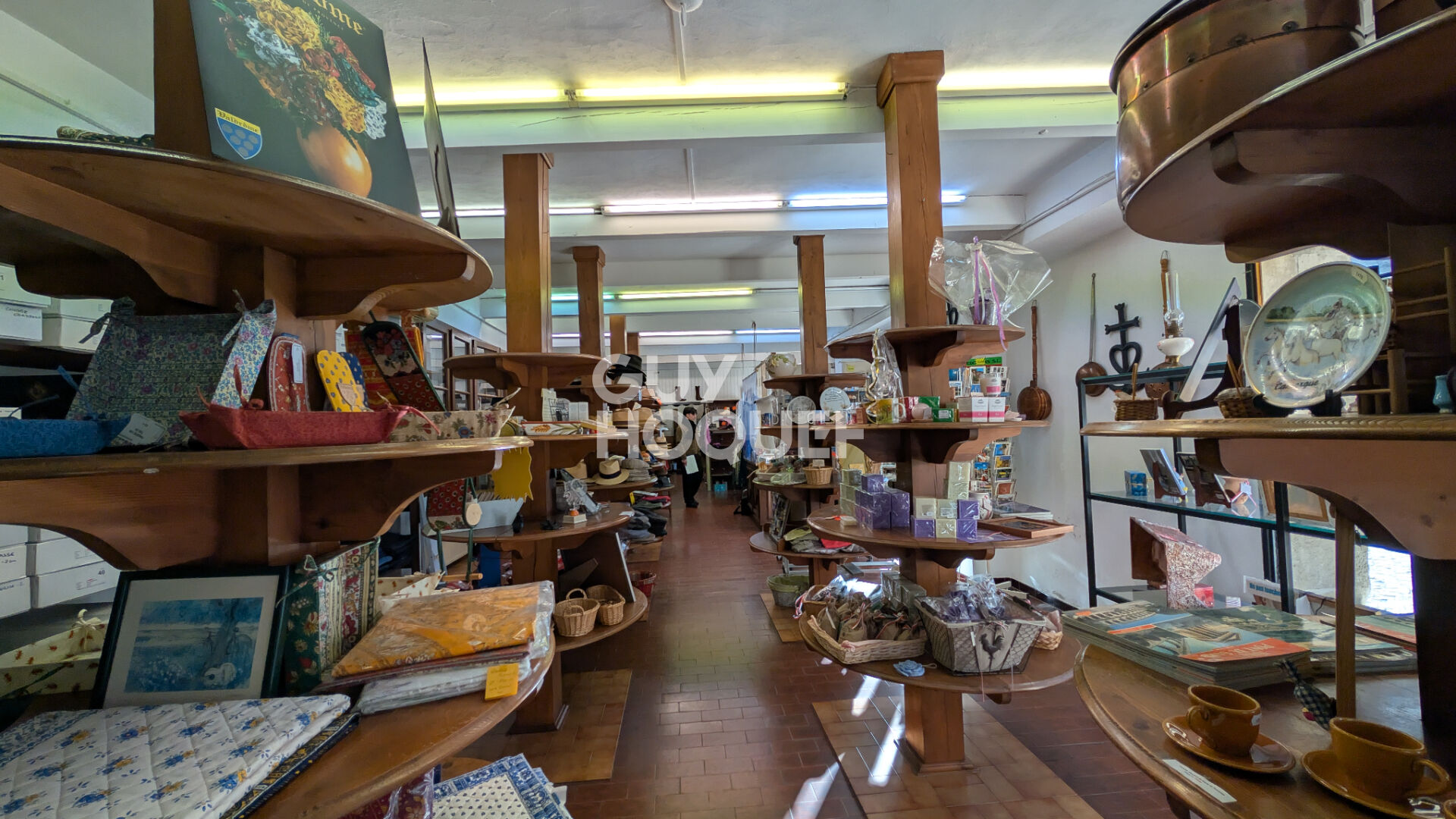 Bâtisse du XVIII siècle composé d'un  local commercial et appartement