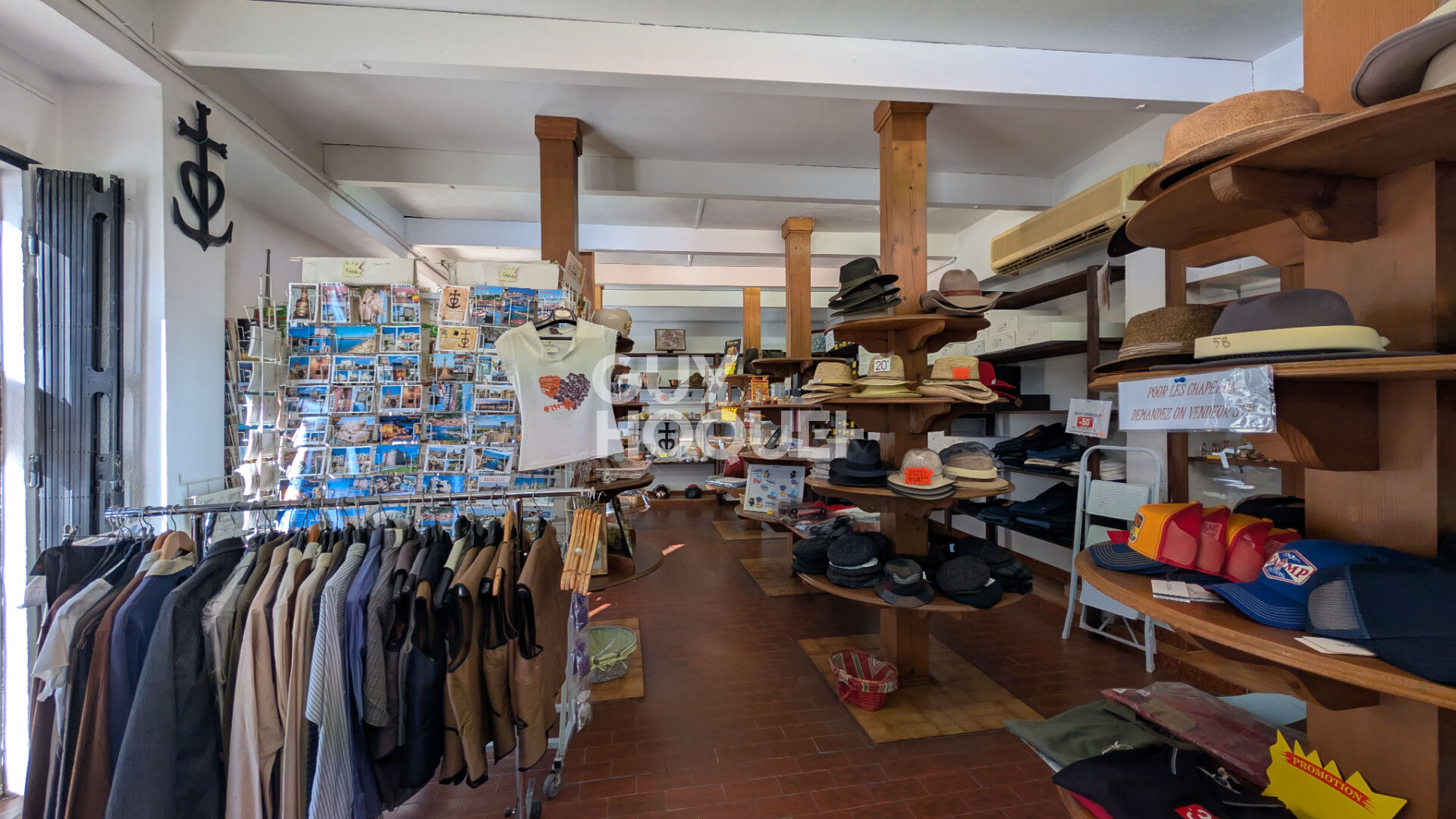 Bâtisse du XVIII siècle composé d'un  local commercial et appartement