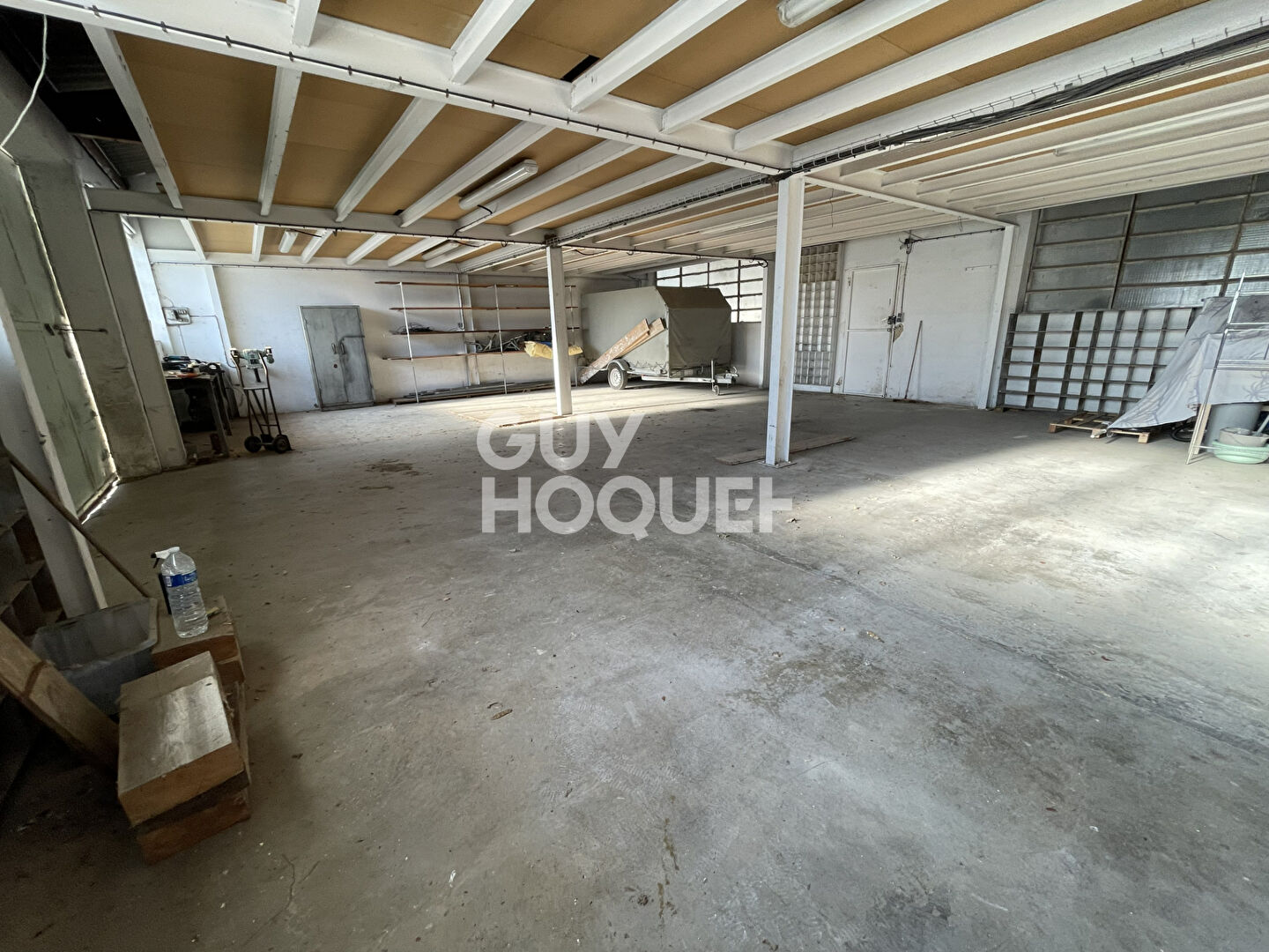 ENSEMBLE IMMOBILIER  : 2 HABITATIONS  + HANGAR DE 150 m² SUR 2 000 m² DE TERRAIN