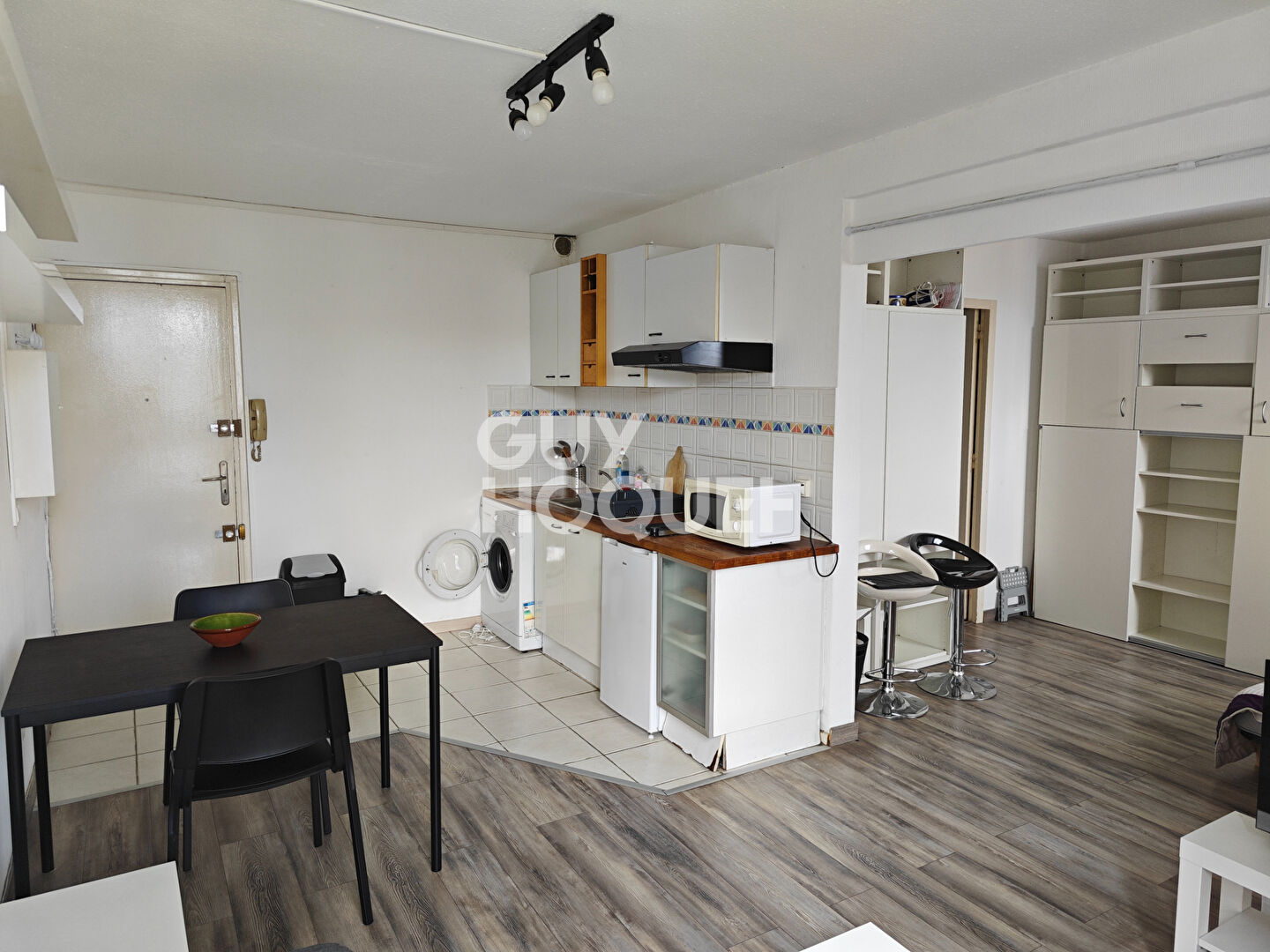APPARTEMENT TYPE 1 BIS LOUE MEUBLE DERNIER ETAGE PARKING METRO EMPALOT