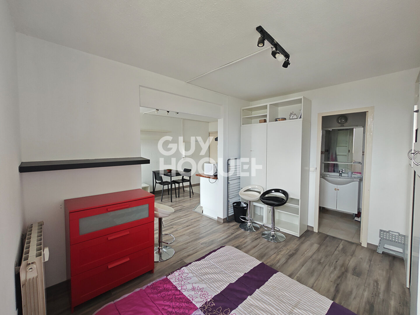 APPARTEMENT TYPE 1 BIS LOUE MEUBLE DERNIER ETAGE PARKING METRO EMPALOT