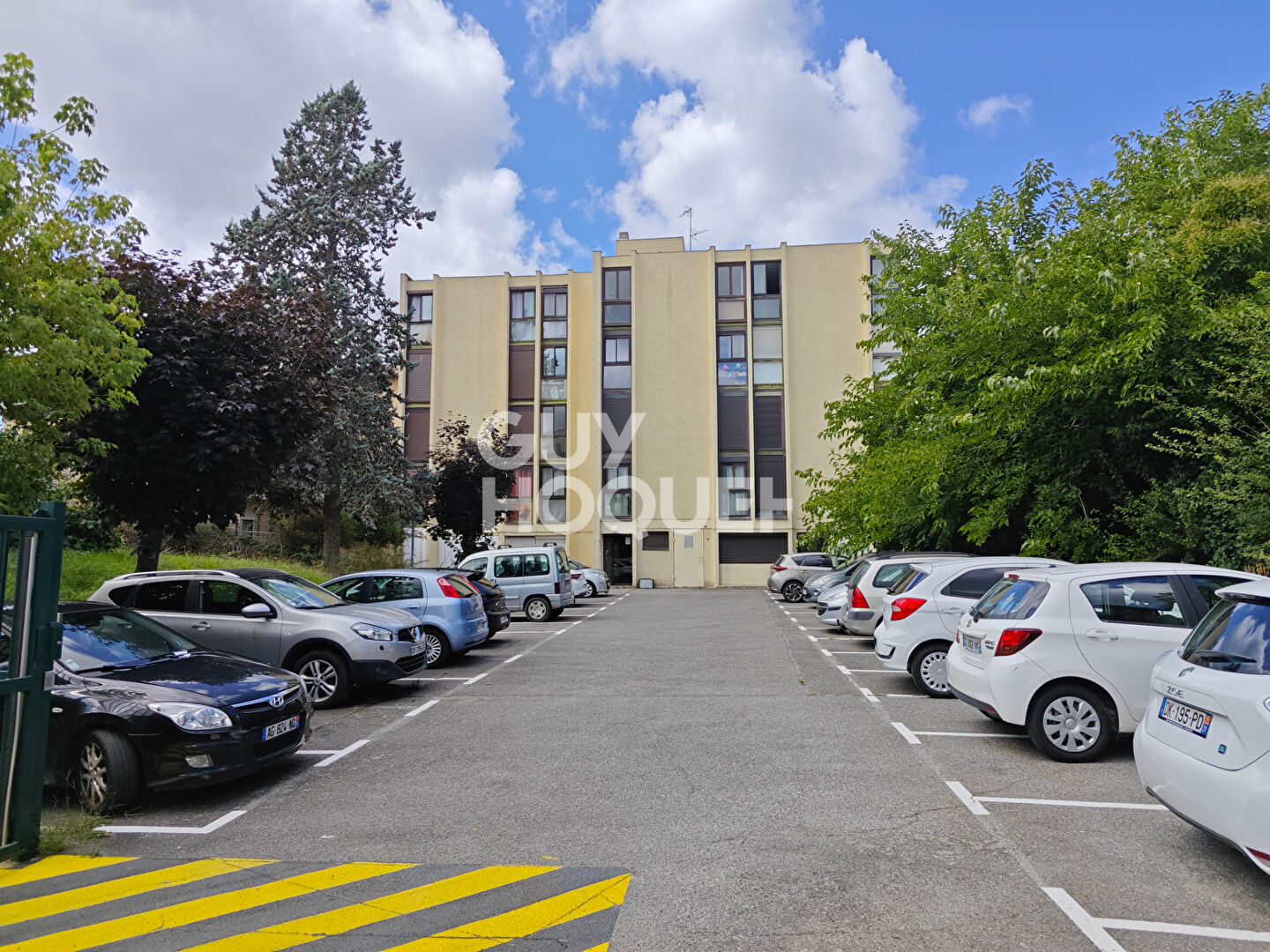 APPARTEMENT TYPE 1 BIS LOUE MEUBLE DERNIER ETAGE PARKING METRO EMPALOT