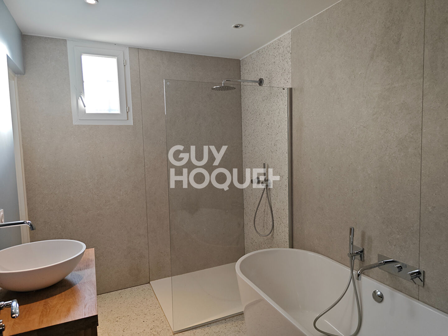 MAISON TYPE 5 RENOVEE TERRASSE JARDIN COUR POUR VEHICULES  METRO SAOUZELONG