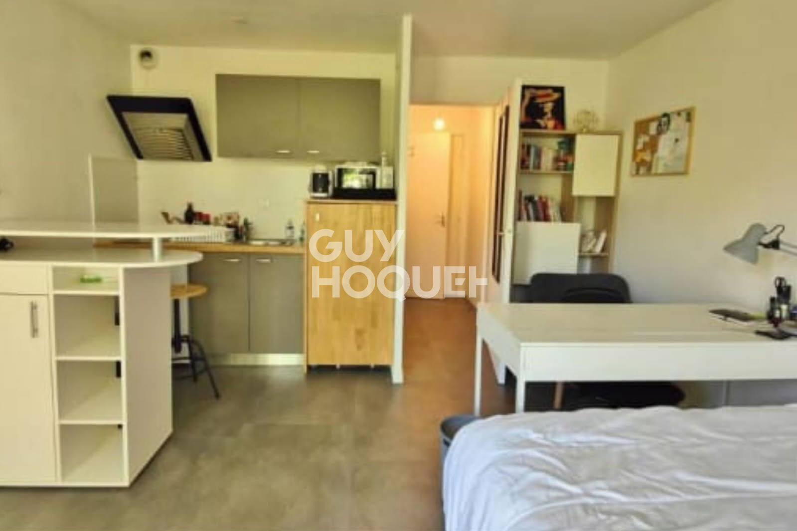 APPARTEMENT TYPE 1 RENOVE ET MEUBLE DERNIER ETAGE METRO SAINT CYPRIEN