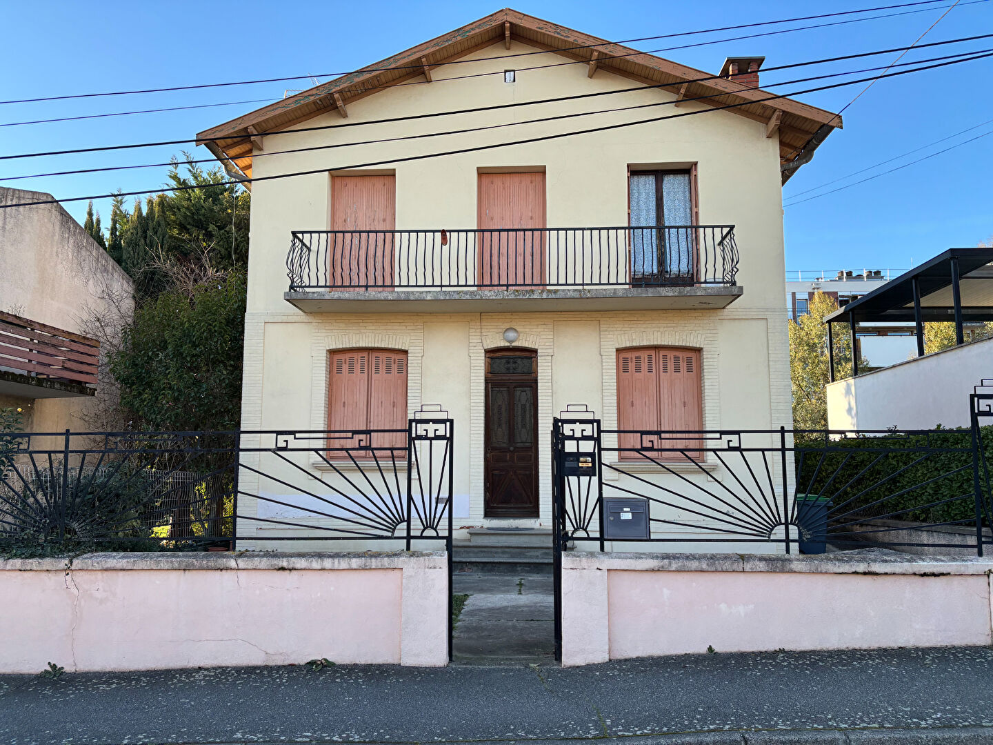 COTE PAVEE A DEUX PAS DE  SAINTE MARIE DES CHAMPS GRANDE MAISON  FAMILIALE A RENOVER