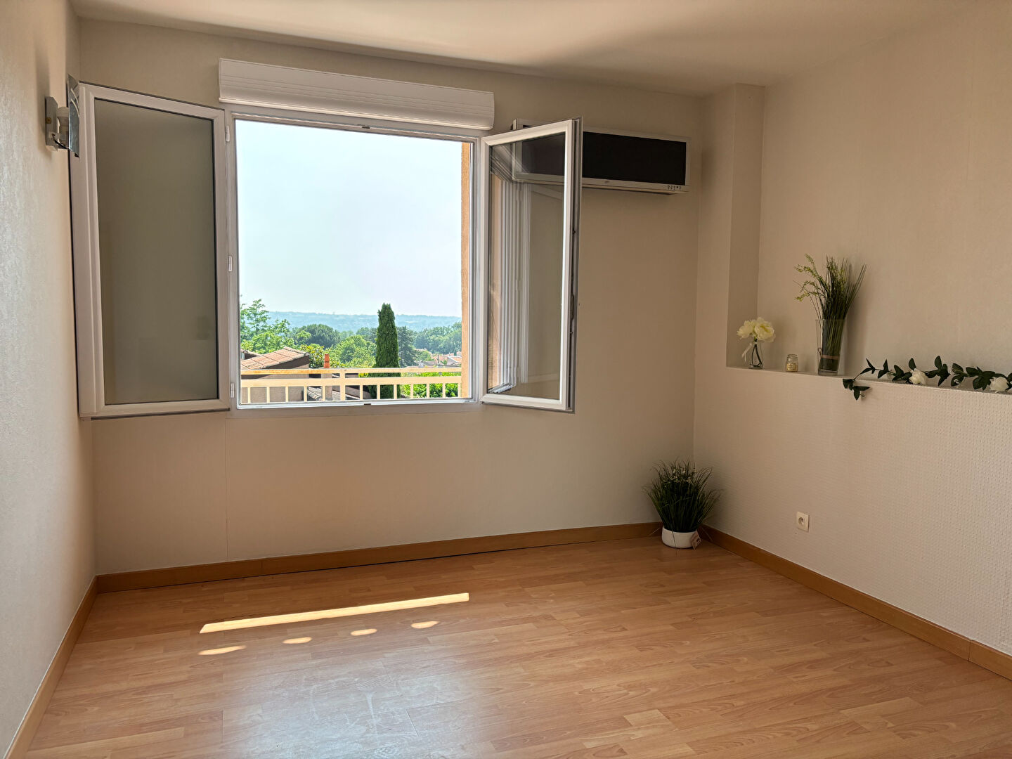 SAINT ORENS  GRAND T2 AVEC TERRASSE ET PARKING PRIVATIF