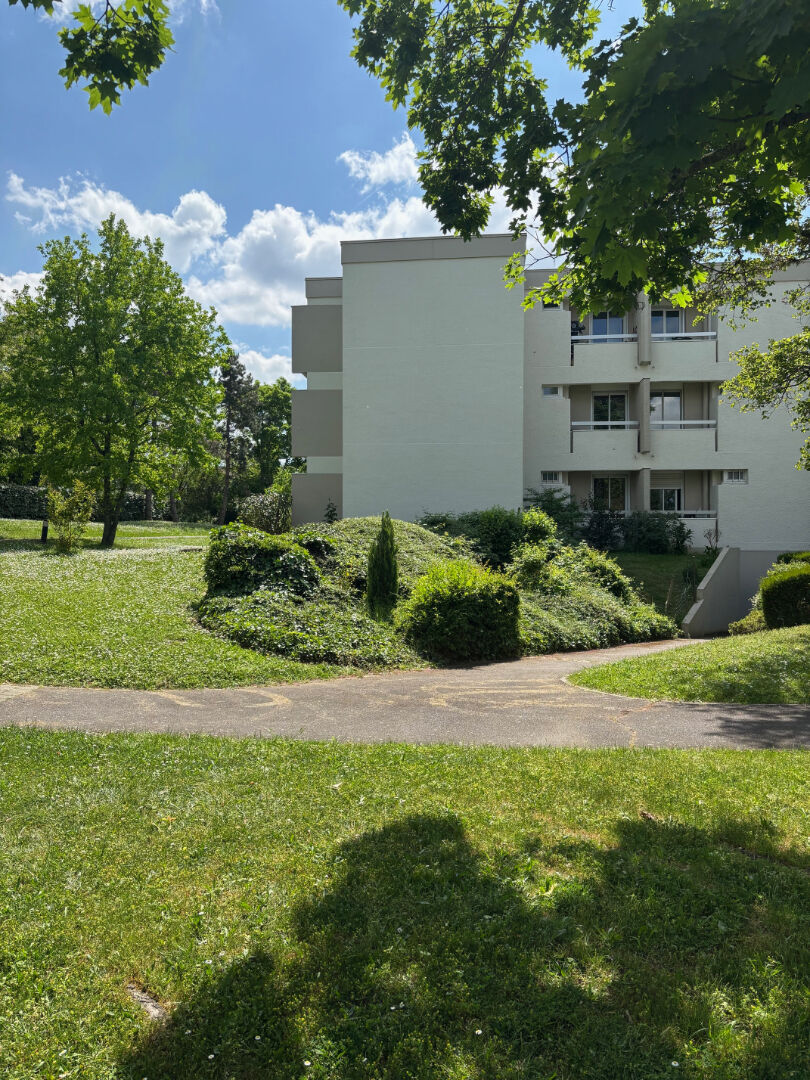 ROSERAIE /BONNEFOY APPARTEMENT T 3  AVEC PARKING AERIEN PRIVATIF ET CELLIER