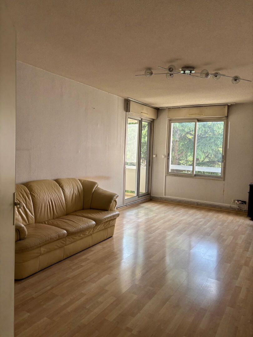 ROSERAIE /BONNEFOY APPARTEMENT T 3  AVEC PARKING AERIEN PRIVATIF ET CELLIER