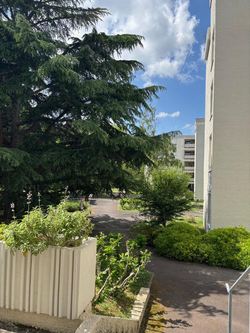 ROSERAIE /BONNEFOY APPARTEMENT T 3  AVEC PARKING AERIEN PRIVATIF ET CELLIER