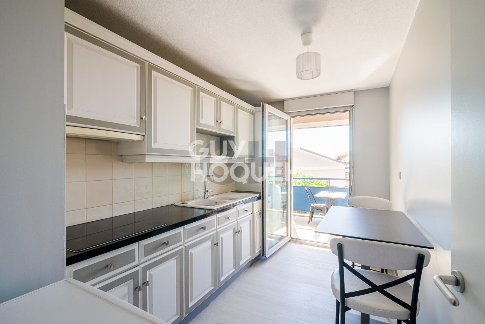 EXCLUSIVITÉ - ARÈNES - DERNIER ÉTAGE - BEAU T3  AVEC BALCON ET GARAGE