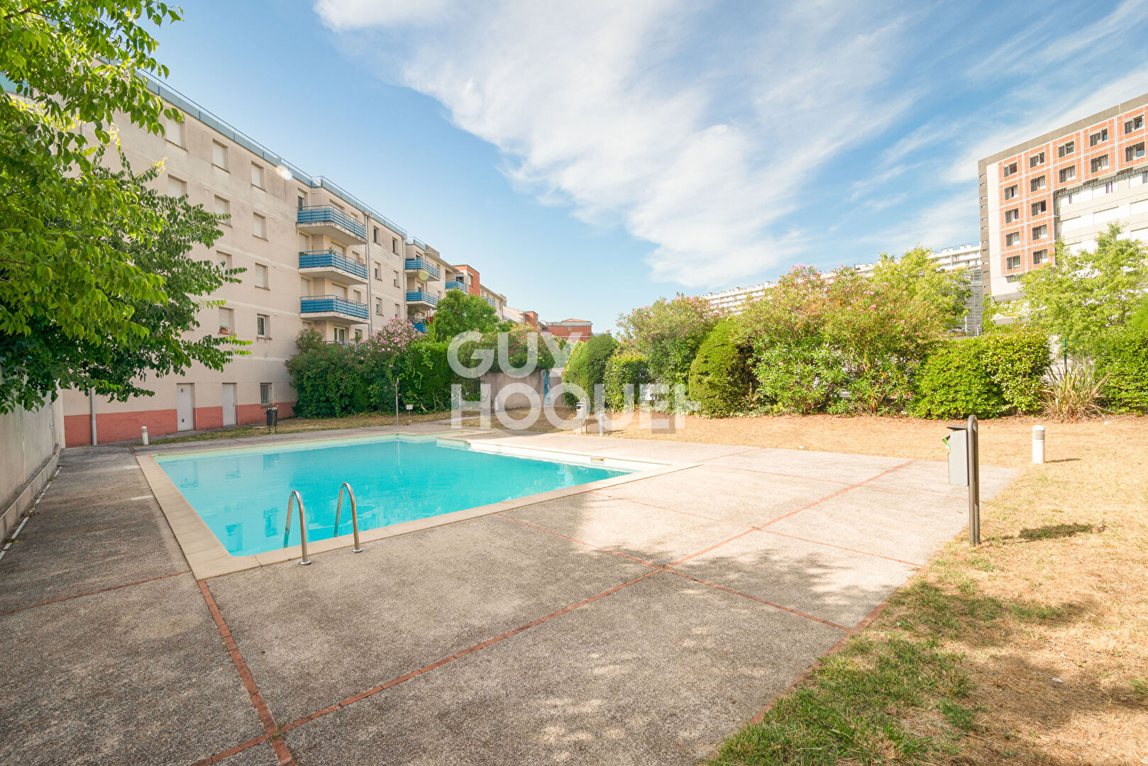 EXCLUSIVITÉ - ARÈNES - DERNIER ÉTAGE - BEAU T3  AVEC BALCON ET GARAGE