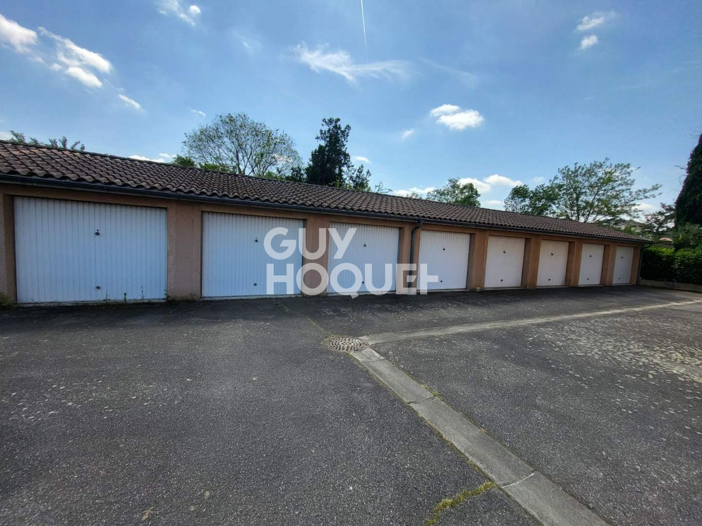 GARAGE FERME ET JARDINET PRIVATIF TOURNEFEUILLE