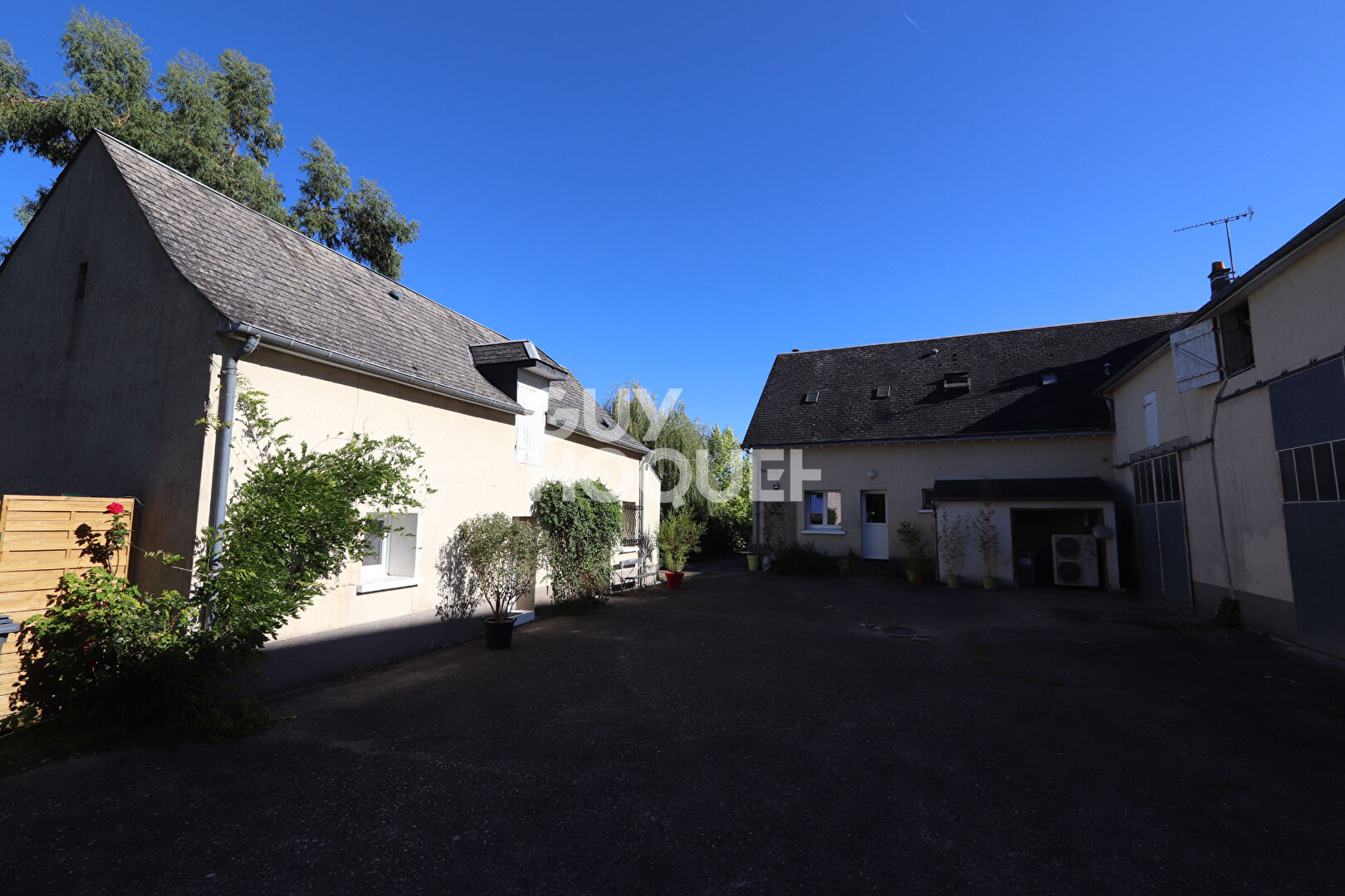 Maison Ancienne et Ensemble Immobilier sur ST GENOUPH